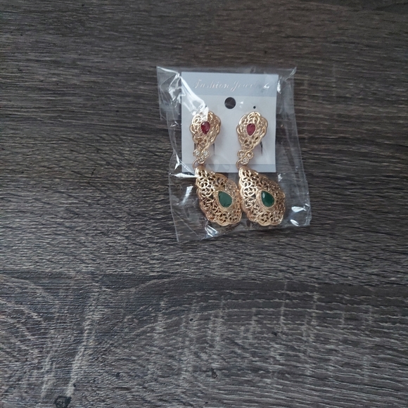 Timeless Elegance: Chic Classic Gold Color Drop Earrings - Picture 9 of 16